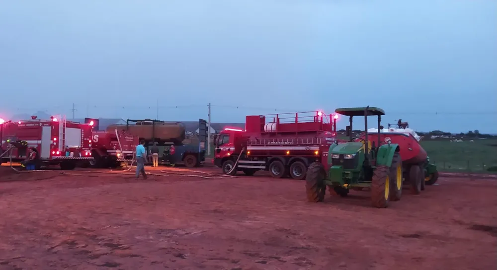 'Grandes Proporções'; Incêndio atinge barracão de feno, na zona rural em Santo Anastácio!