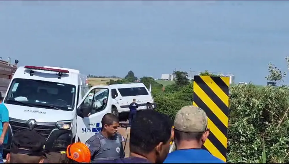 'Acidente com Van'; Veículo que transportava pacientes cai em barranco, mata 1 e deixa 10 pessoas feridas, em Rodovia de Mirante do Paranapanema!