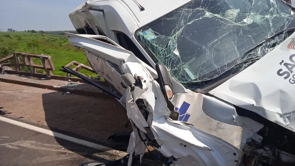 'Acidente com Van'; Veículo que transportava pacientes cai em barranco, mata 1 e deixa 10 pessoas feridas, em Rodovia de Mirante do Paranapanema!