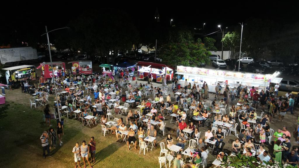 'Vila Natal'; A noite de hoje marca o início da terceira edição do evento e sua tradicional decoração natalina, o musical é com Vinícius Barbedo e banda; Das 19h às 23h!