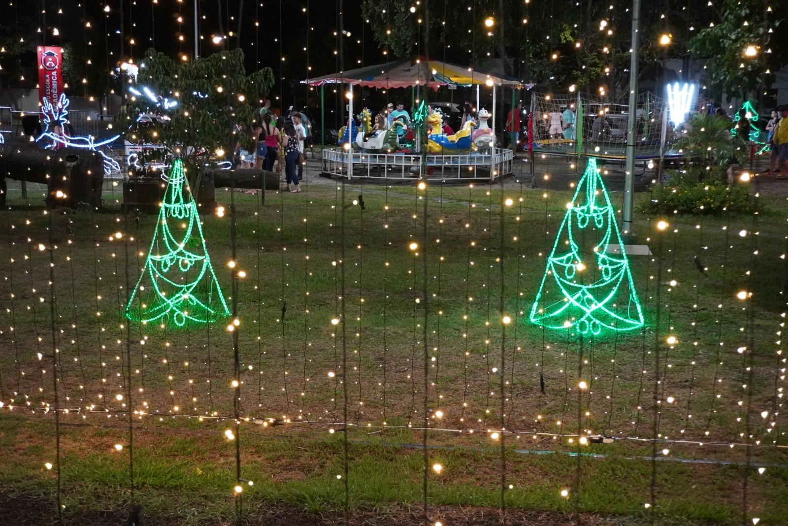 'Vila Natal'; A noite de hoje marca o início da terceira edição do evento e sua tradicional decoração natalina, o musical é com Vinícius Barbedo e banda; Das 19h às 23h!