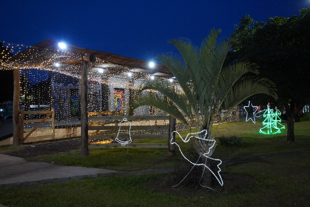 'Vila Natal'; A noite de hoje marca o início da terceira edição do evento e sua tradicional decoração natalina, o musical é com Vinícius Barbedo e banda; Das 19h às 23h!