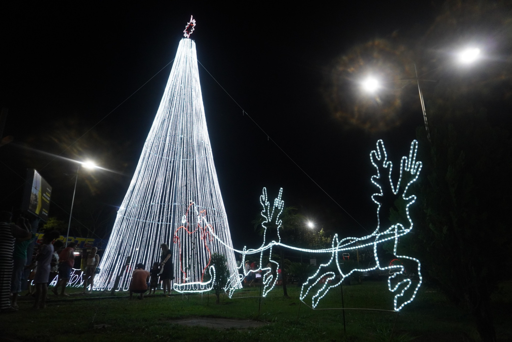 'Magia do Natal'; O Centro Histórico de Venceslau além da Vila Natal tem como destaque, sua tradicional decoração Natalina com o túnel iluminado, além da novidade que é a grande Árvore de Luzes Brancas!