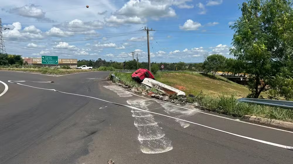 'Acidente na Pista'; Caminhão derrama óleo vegetal ao capotar, no entroncamento de rodovias, em Venceslau!