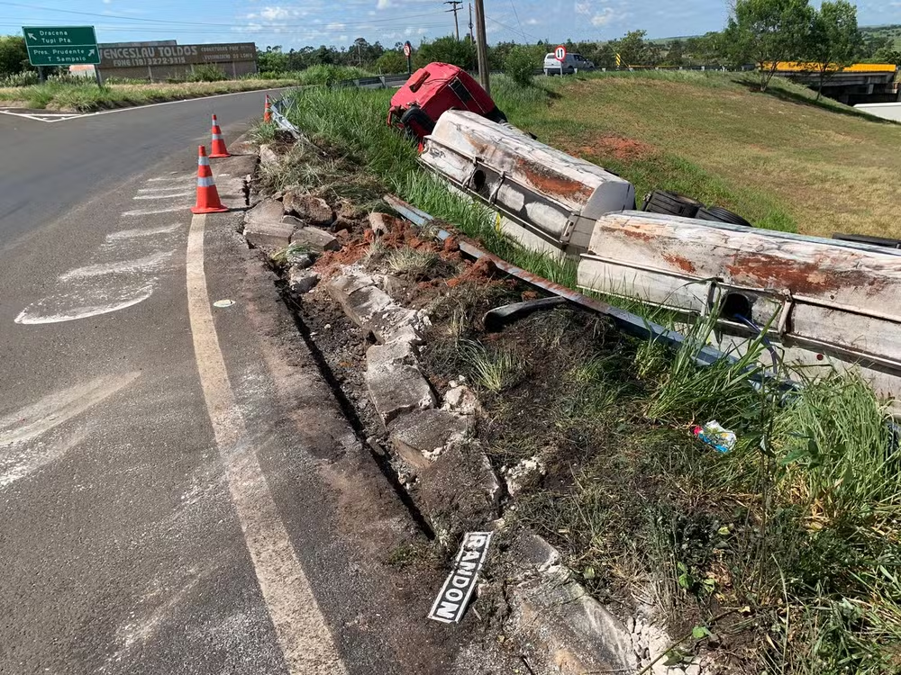 'Acidente na Pista'; Caminhão derrama óleo vegetal ao capotar, no entroncamento de rodovias, em Venceslau!