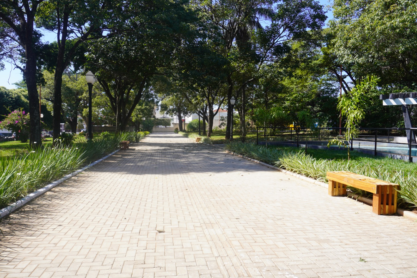 'Obras Concluídas'; Após melhorias e a instalação de parklet, reinauguração da Praça Nicolino Rondó acontece agora, com brincadeiras em estruturas infláveis e atrações para a criançada, em Venceslau; Gratuito, até o início da noite!