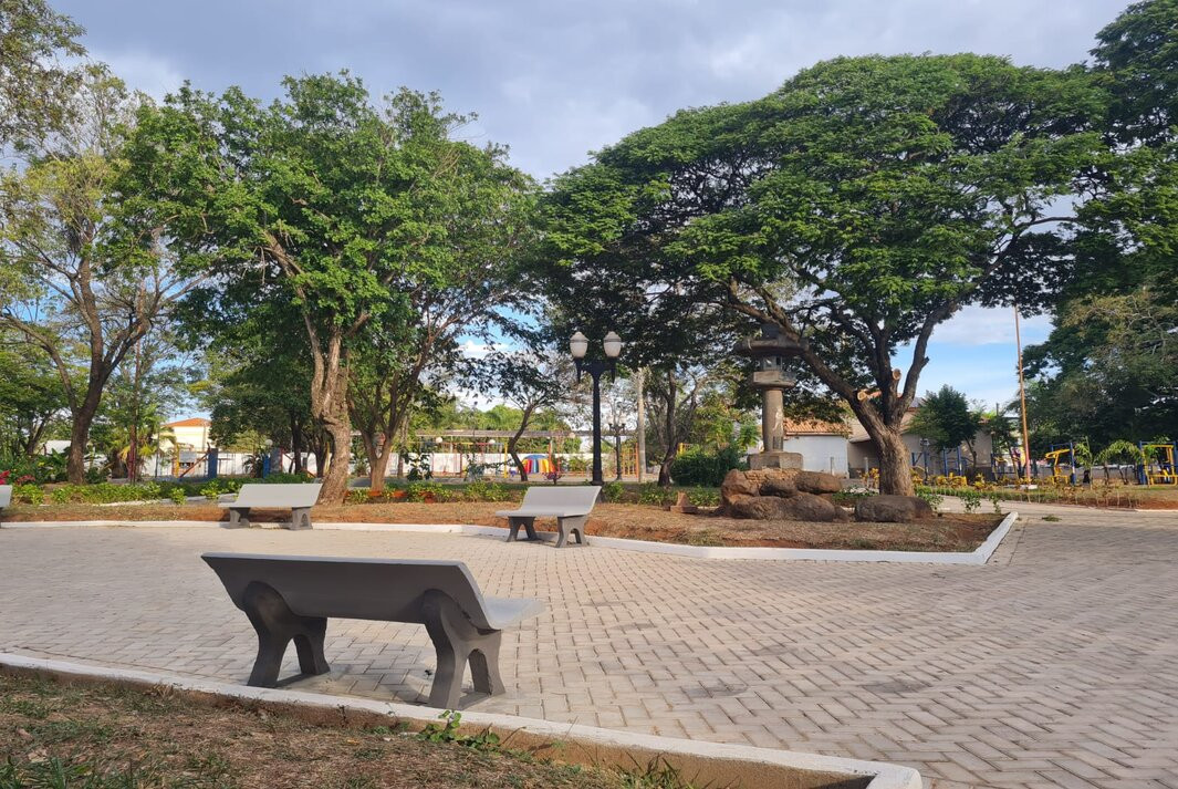 'Obras Concluídas'; Após melhorias e a instalação de parklet, reinauguração da Praça Nicolino Rondó acontece agora, com brincadeiras em estruturas infláveis e atrações para a criançada, em Venceslau; Gratuito, até o início da noite!