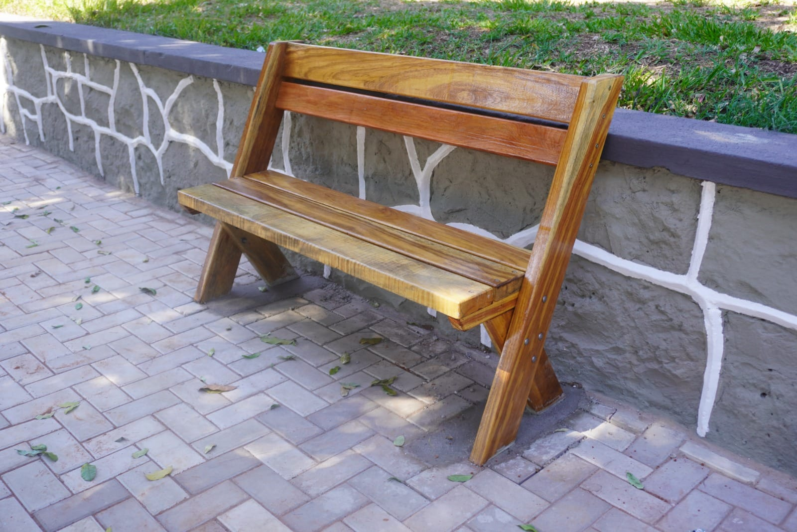 'Obras Concluídas'; Após melhorias e a instalação de parklet, reinauguração da Praça Nicolino Rondó acontece agora, com brincadeiras em estruturas infláveis e atrações para a criançada, em Venceslau; Gratuito, até o início da noite!