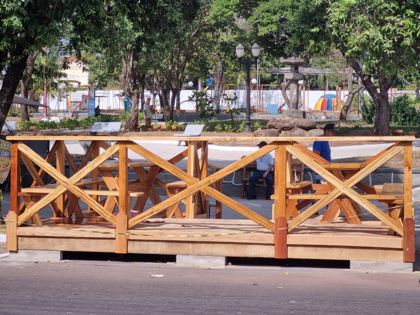 'Obras Concluídas'; Após melhorias e a instalação de parklet, reinauguração da Praça Nicolino Rondó acontece agora, com brincadeiras em estruturas infláveis e atrações para a criançada, em Venceslau; Gratuito, até o início da noite!