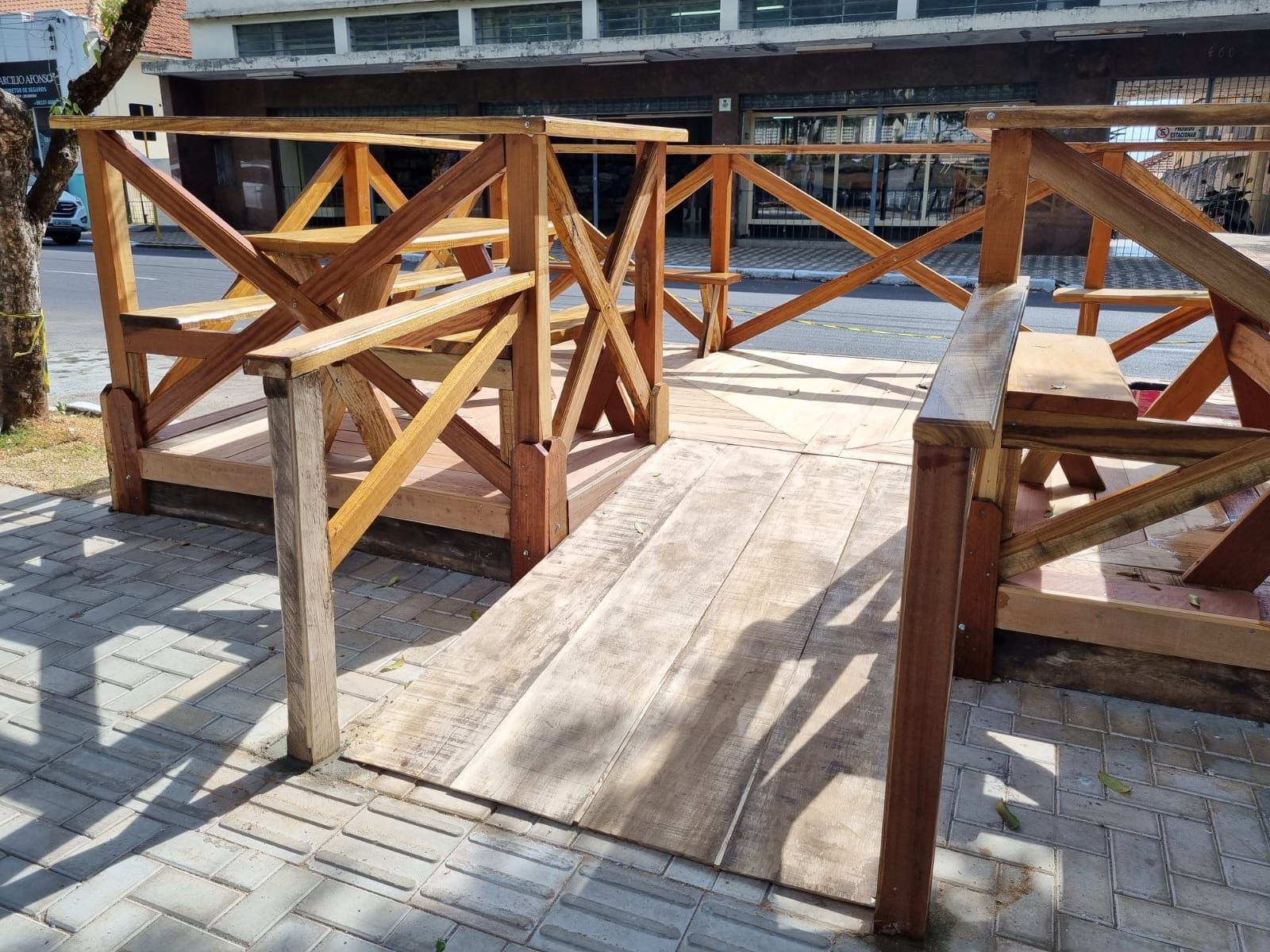 'Obras Concluídas'; Após melhorias e a instalação de parklet, reinauguração da Praça Nicolino Rondó acontece agora, com brincadeiras em estruturas infláveis e atrações para a criançada, em Venceslau; Gratuito, até o início da noite!