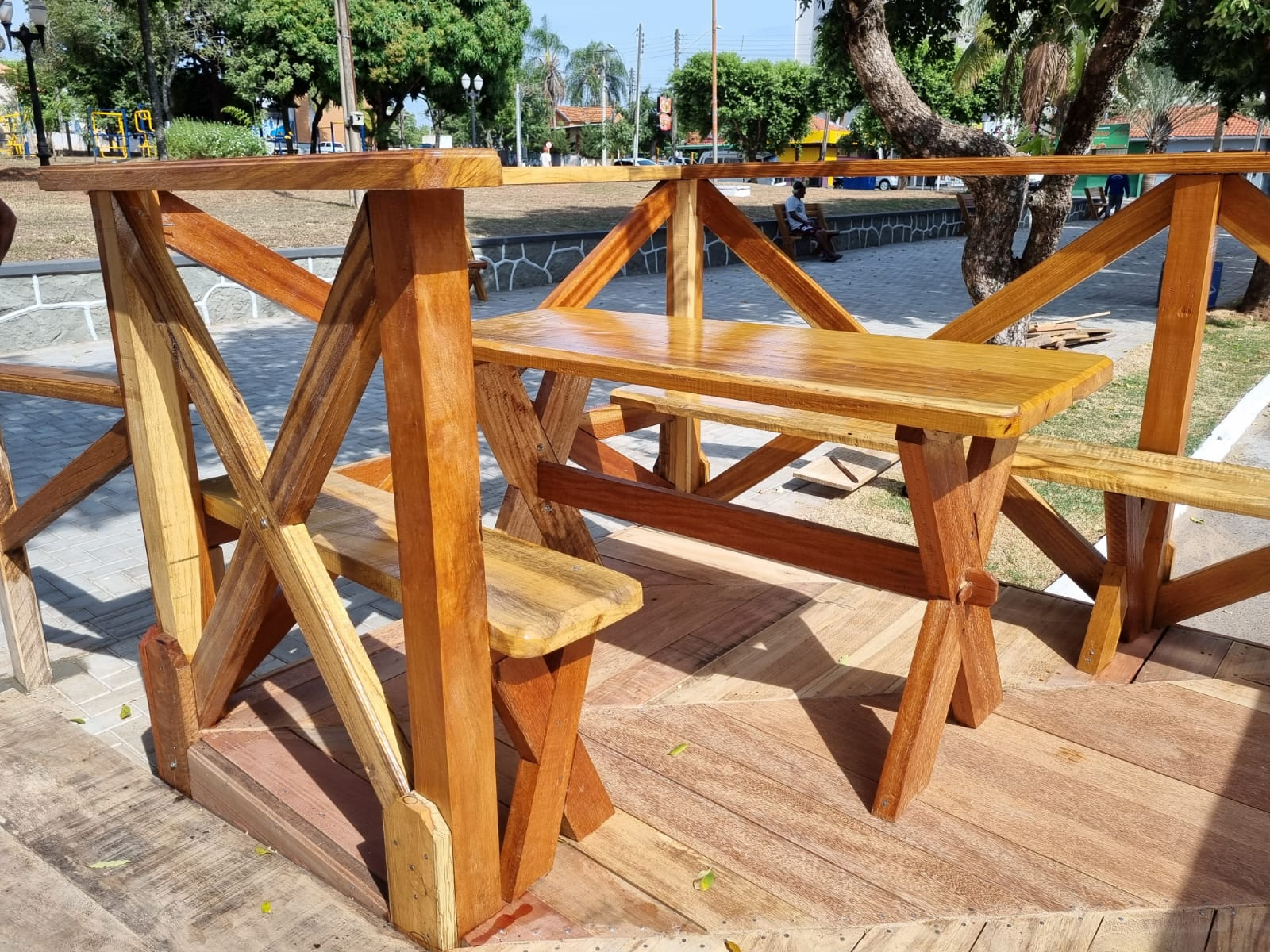 'Obras Concluídas'; Após melhorias e a instalação de parklet, reinauguração da Praça Nicolino Rondó acontece agora, com brincadeiras em estruturas infláveis e atrações para a criançada, em Venceslau; Gratuito, até o início da noite!