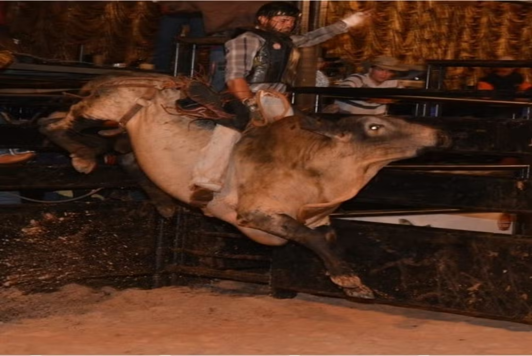'Montaria Trágica'; Peão que morreu ao ser pisoteado por touro durante rodeio, em que ficou em terceiro lugar na disputa em MS, é enterrado em Junqueirópolis!