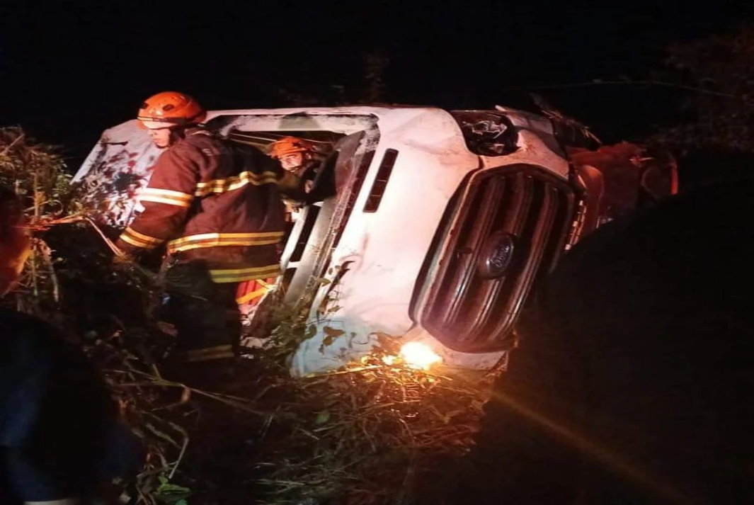 'Animal na Pista'; Micro-ônibus de Rosana que transportava pacientes, tomba ao atropelar boi e nove pessoas ficam feridas, em Rodovia de Mirante do Paranapanema!