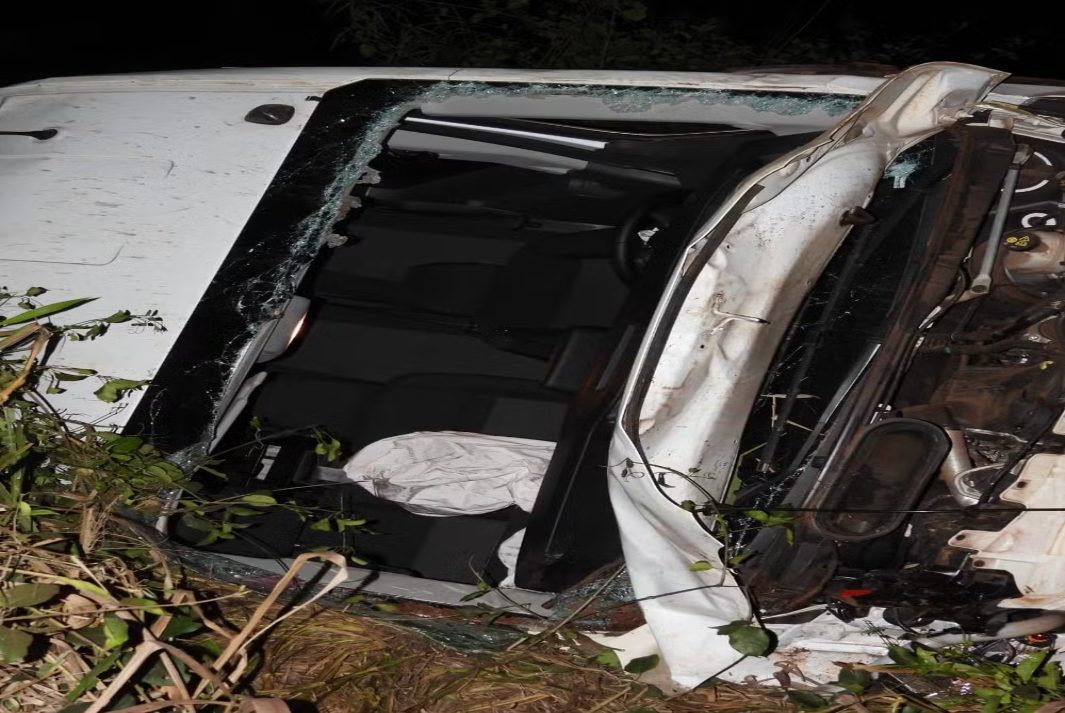 'Animal na Pista'; Micro-ônibus de Rosana que transportava pacientes, tomba ao atropelar boi e nove pessoas ficam feridas, em Rodovia de Mirante do Paranapanema!