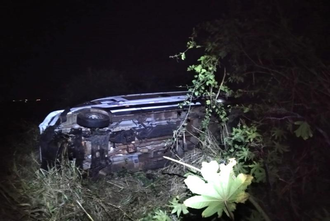 'Animal na Pista'; Micro-ônibus de Rosana que transportava pacientes, tomba ao atropelar boi e nove pessoas ficam feridas, em Rodovia de Mirante do Paranapanema!