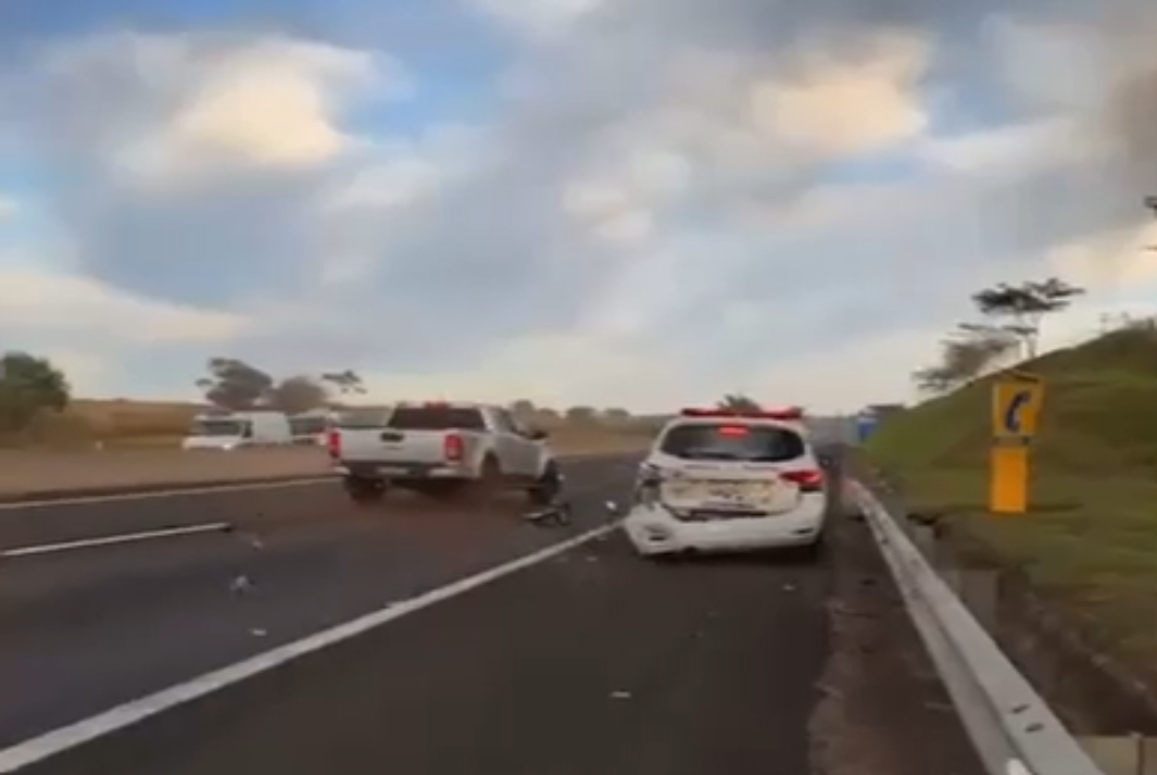 'Colisão Inusitada'; Caminhonete com placas de Venceslau bate na traseira de veículo policial, no momento em que viatura parava para atender uma ocorrência, na Rodovia Raposo Tavares, em Caiuá!
