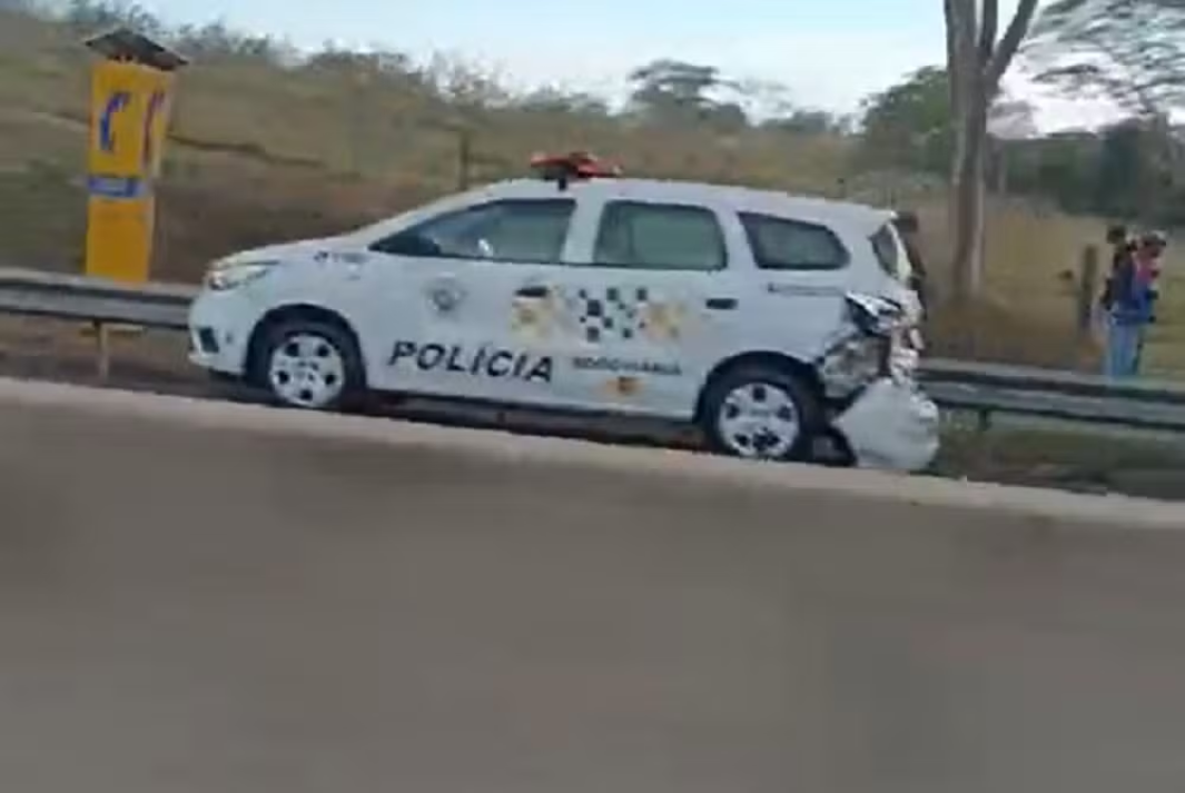 'Colisão Inusitada'; Caminhonete com placas de Venceslau bate na traseira de veículo policial, no momento em que viatura parava para atender uma ocorrência, na Rodovia Raposo Tavares, em Caiuá!