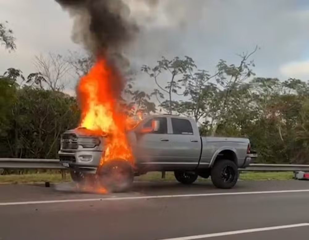'Colisão Inusitada'; Caminhonete com placas de Venceslau bate na traseira de veículo policial, no momento em que viatura parava para atender uma ocorrência, na Rodovia Raposo Tavares, em Caiuá!