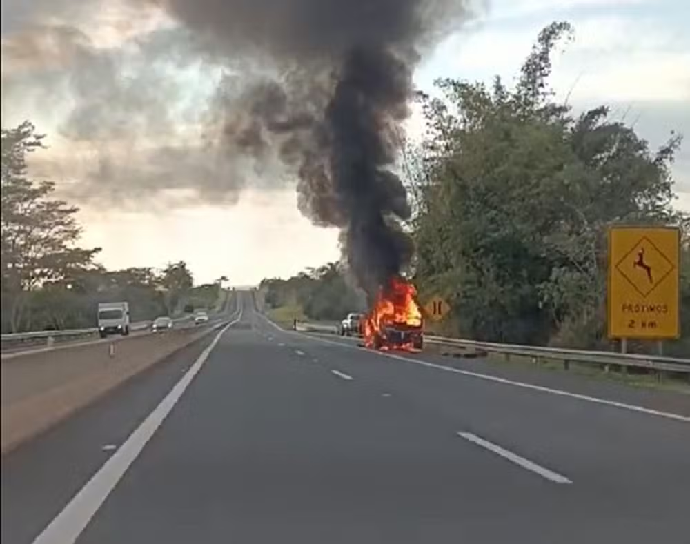 'Colisão Inusitada'; Caminhonete com placas de Venceslau bate na traseira de veículo policial, no momento em que viatura parava para atender uma ocorrência, na Rodovia Raposo Tavares, em Caiuá!