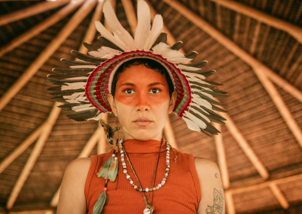 'Descaravele'; Com músicas indígenas contemporâneas, aliadas a união de ritmos brasileiros como reggae, trap e rap, cantora Siba Puri realiza show neste momento, no Sesc Thermas Prudente; Aberto ao público!