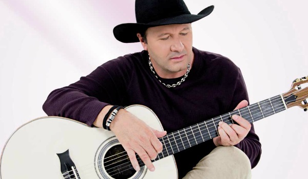 'Celebre Tupi'; A sextaneja de abertura do evento é com o cantor Paraná, show acontece no estádio 