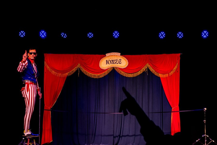 'Internacionale Cirque Du Jonzé '; Com uma linguagem coloquial aliada à comédia física, espetáculo acontece agora no Sesc Thermas Prudente; Com entrada gratuita!