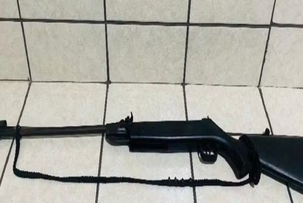 'Disparo Acidental'; Após filho ser atingido durante o manuseio de arma de fogo, homem é preso por posse ilegal e liberado após fiança em Venceslau!