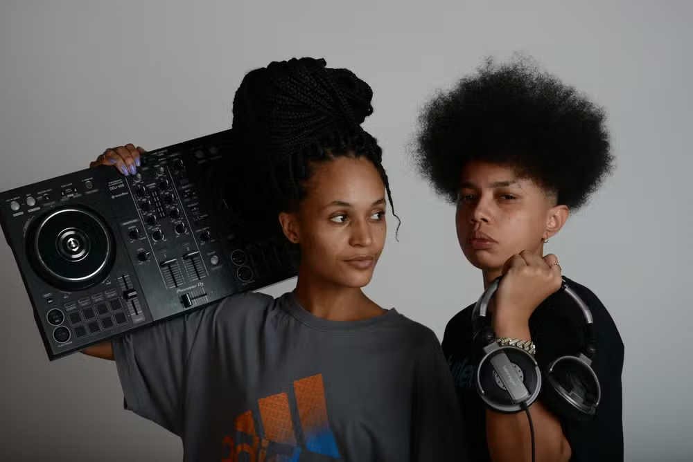 'Noite Musical'; Banda Tons Afro e Djs AlliBlack e Emily Souza são atrações nesta sexta-feira, em celebração aos oito anos de ocupação do Galpão da Lua em ponto histórico de Prudente; A partir das 19h e aberto ao público! 'Noite Musical'; Banda Tons Afro e Djs AlliBlack e Emily Souza são atrações nesta sexta-feira, em celebração aos oito anos de ocupação do Galpão da Lua em ponto histórico de Prudente; A partir das 19h e aberto ao público!