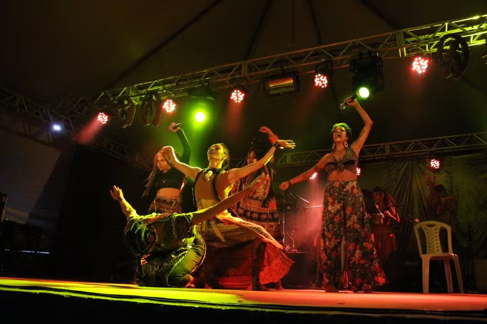 'Noite Musical'; Banda Tons Afro e Djs AlliBlack e Emily Souza são atrações nesta sexta-feira, em celebração aos oito anos de ocupação do Galpão da Lua em ponto histórico de Prudente; A partir das 19h e aberto ao público! 'Noite Musical'; Banda Tons Afro e Djs AlliBlack e Emily Souza são atrações nesta sexta-feira, em celebração aos oito anos de ocupação do Galpão da Lua em ponto histórico de Prudente; A partir das 19h e aberto ao público!