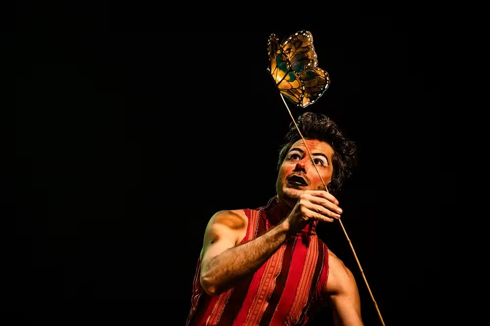 'Arte Multilinguagem'; Com muita música, comédia e movimentos saltimbancos, espetáculo “Vareta” será realizado em instantes, no Sesc Thermas Prudente; À partir das 15h, com entrada gratuita! 'Arte Multilinguagem'; Com muita música, comédia e movimentos saltimbancos, espetáculo “Vareta” será realizado em instantes, no Sesc Thermas Prudente; À partir das 15h, com entrada gratuita!