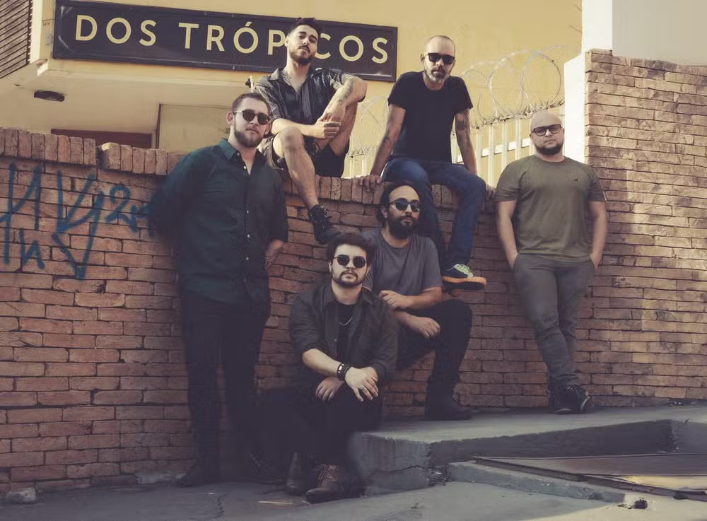 'Dos Trópicos às Misteriosas Fossas Abissais'; Com influências do rock, MPB e da música regional brasileira, banda 'Dos Trópicos às Misteriosas Fossas Abissais'; Com influências do rock, MPB e da música regional brasileira, banda