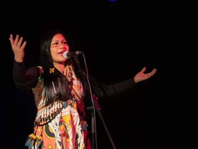 'Djuena Tikuna'; Ao exaltar a musicalidade ancestral indígena, artista apresenta o show 'Djuena Tikuna'; Ao exaltar a musicalidade ancestral indígena, artista apresenta o show