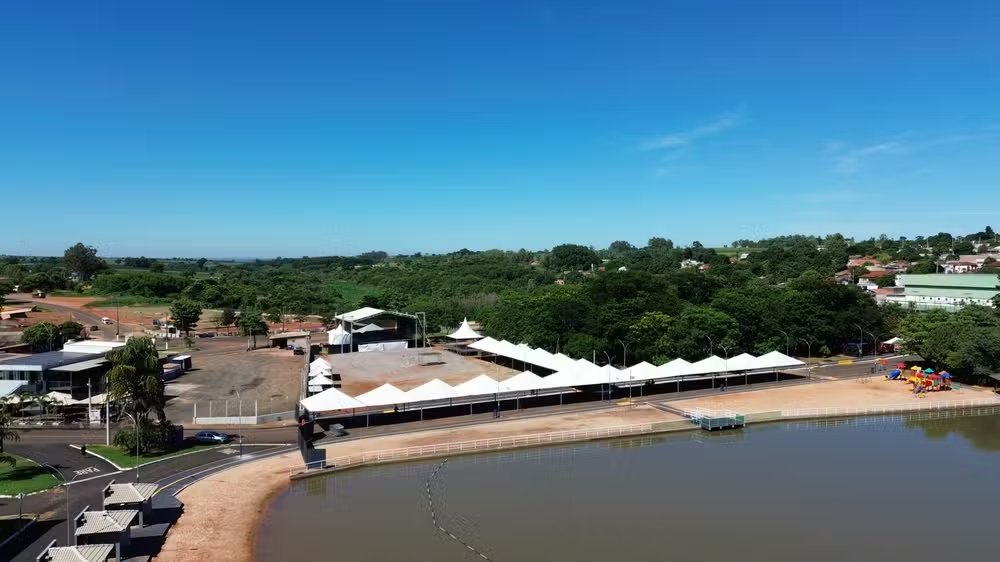 'Festival de Verão'; A voz potente do cantor Luan Pereira é atração desta noite, no Balneário em Sandovalina; A partir das 22h e aberto ao público!