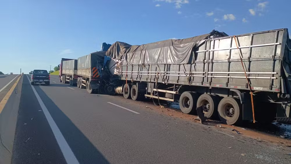 Homem de 42 anos morre, após colisão de semirreboque com traseira de carreta bitrem, em rodovia próximo à Venceslau!