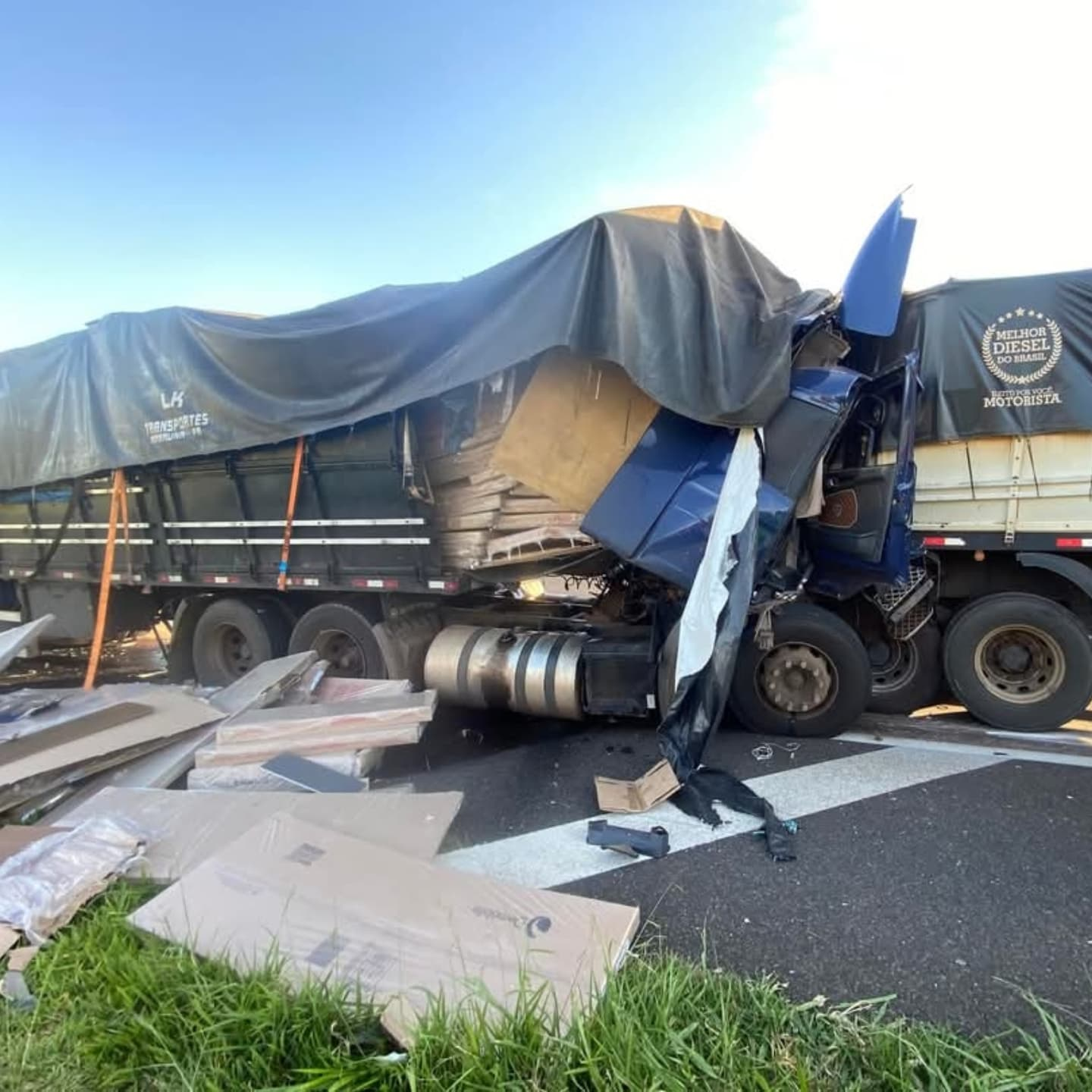 Homem de 42 anos morre, após colisão de semirreboque com traseira de carreta bitrem, em rodovia próximo à Venceslau!