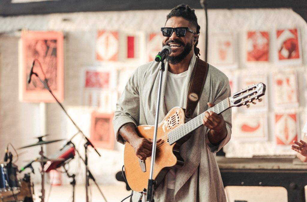 'Dja Luz'; Cantor e multi-instrumentalista realiza show de reggae com ritmos baianos nesta tarde, no Sesc Thermas Prudente; A partir das 16h com entrada gratuita!