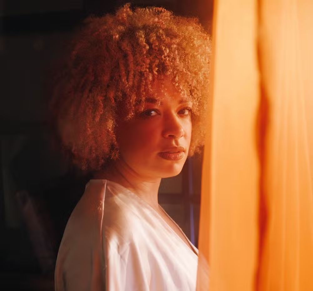 'Mergulho'; Com sua voz marcante e uma fusão única de sons e elementos eletrônicos, cantora paulista 