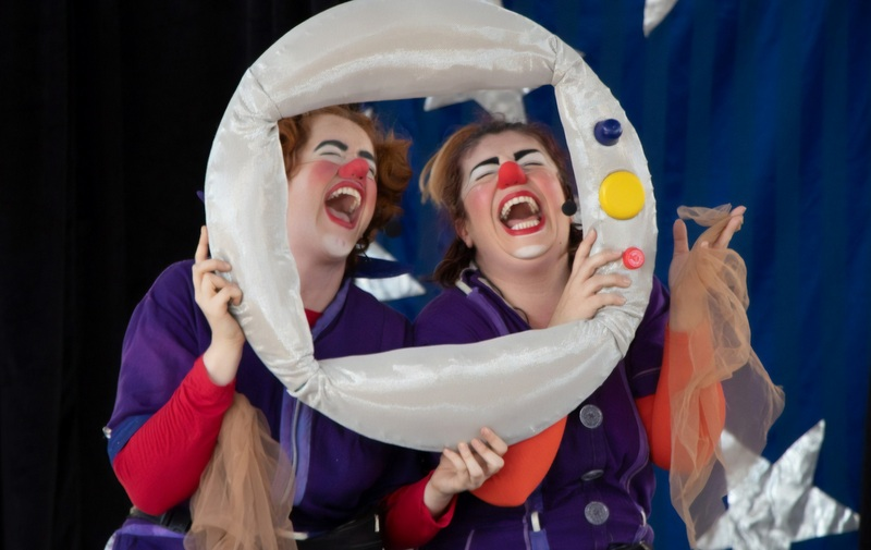 'Poeira das Estrelas'; Com teatro, circo e palhaçaria, companhia 