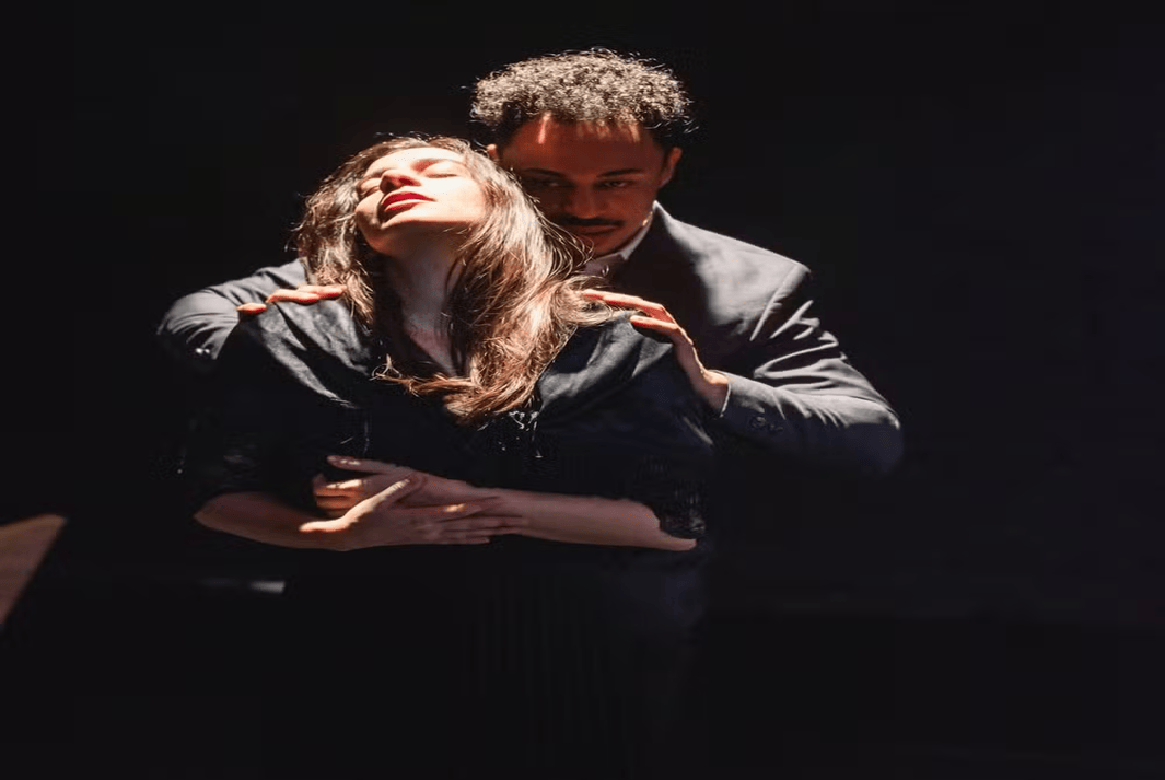 'Fica Comigo Esta Noite'; Espetáculo abre projeto 