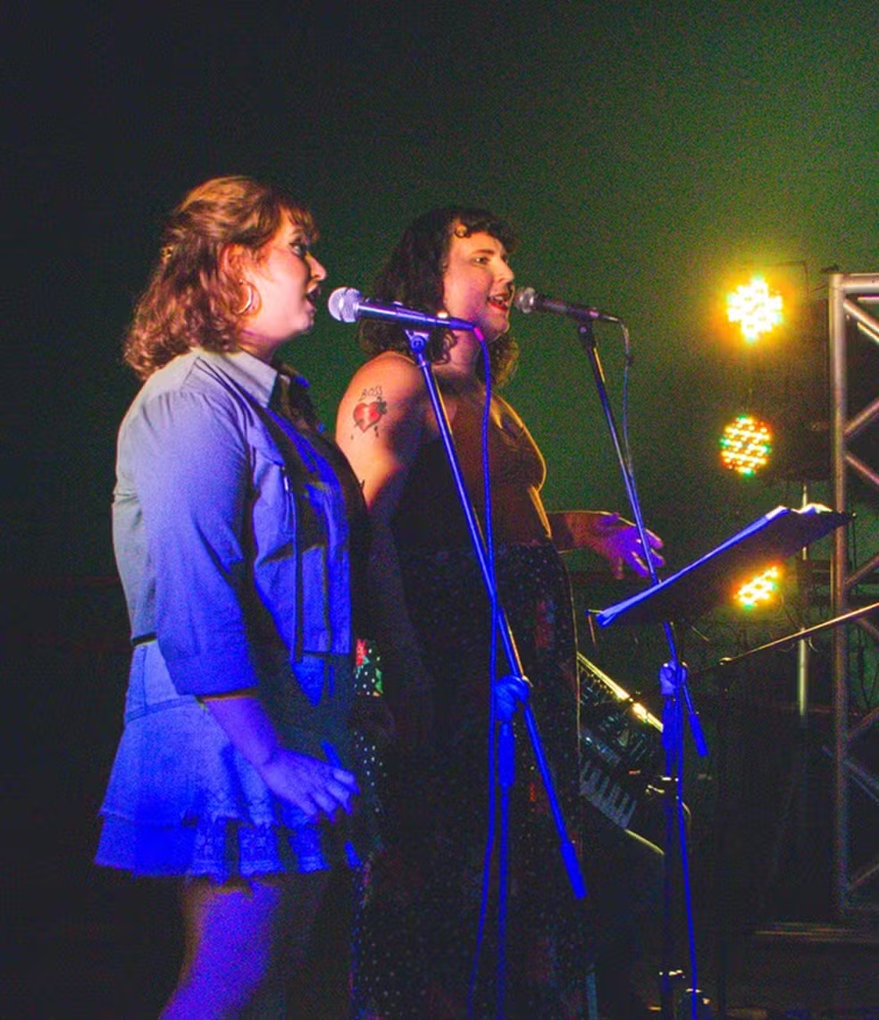 Com clássicos da música caipira, irmãs 