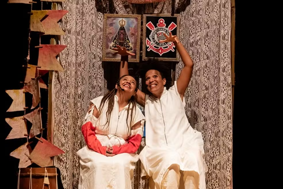 Espetáculo revela universo de histórias que evocam assombrações, cheiros, rezas, danças e festejos populares, em instantes no Sesc Thermas Prudente; À partir das 16h!