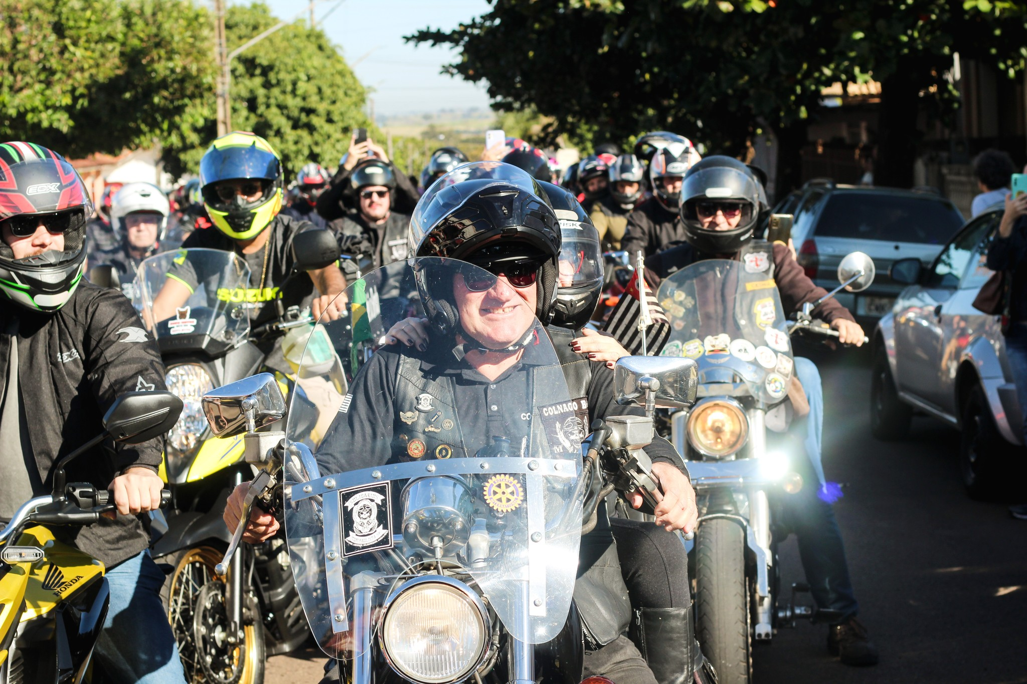 Com tradicionais tapetes coloridos, queima de fogos e show com Thaeme & Thiago e DJ Fray, festa segue movimentando Piquerobi durante todo o feriado!