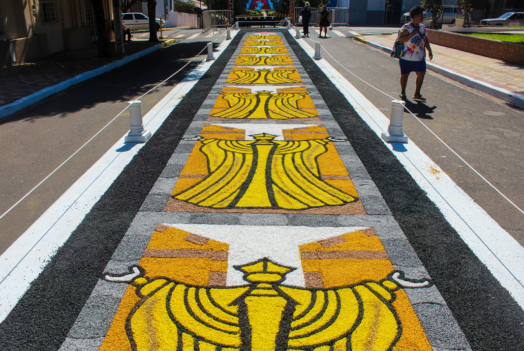 Com tradicionais tapetes coloridos, queima de fogos e show com Thaeme & Thiago e DJ Fray, festa segue movimentando Piquerobi durante todo o feriado!