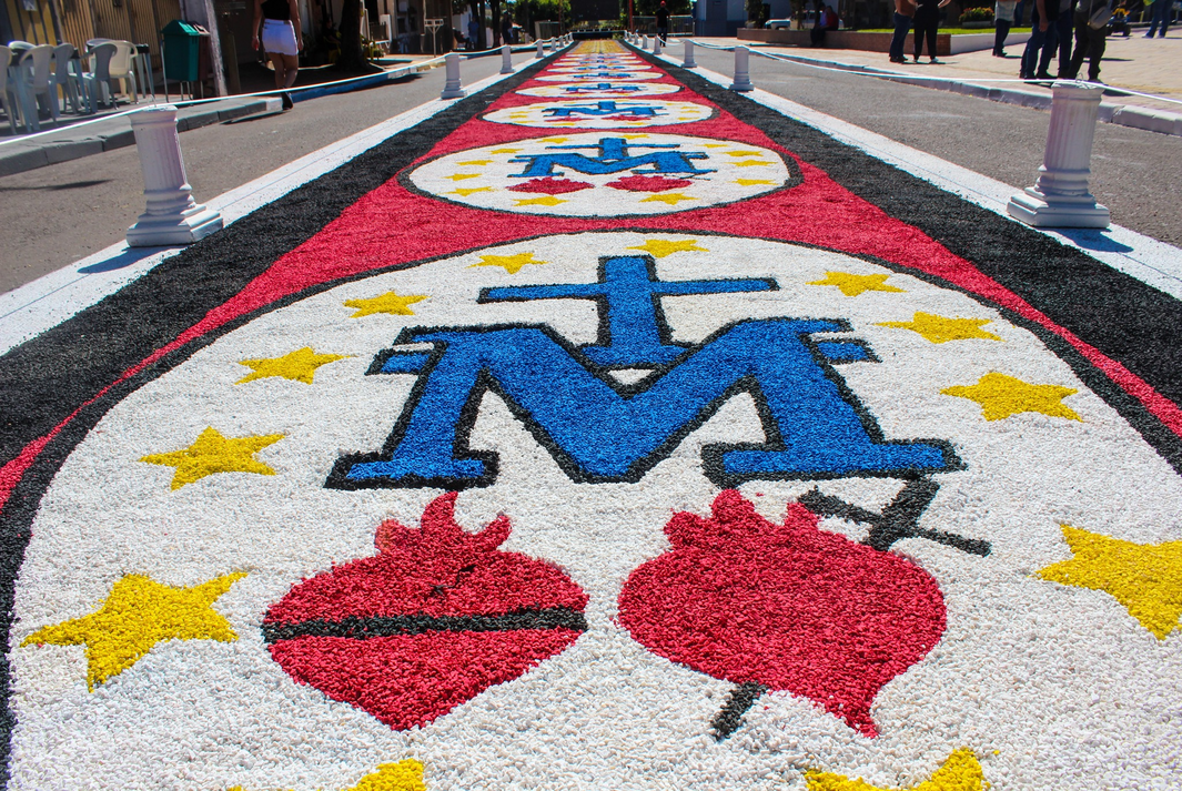 Com tradicionais tapetes coloridos, queima de fogos e show com Thaeme & Thiago e DJ Fray, festa segue movimentando Piquerobi durante todo o feriado!