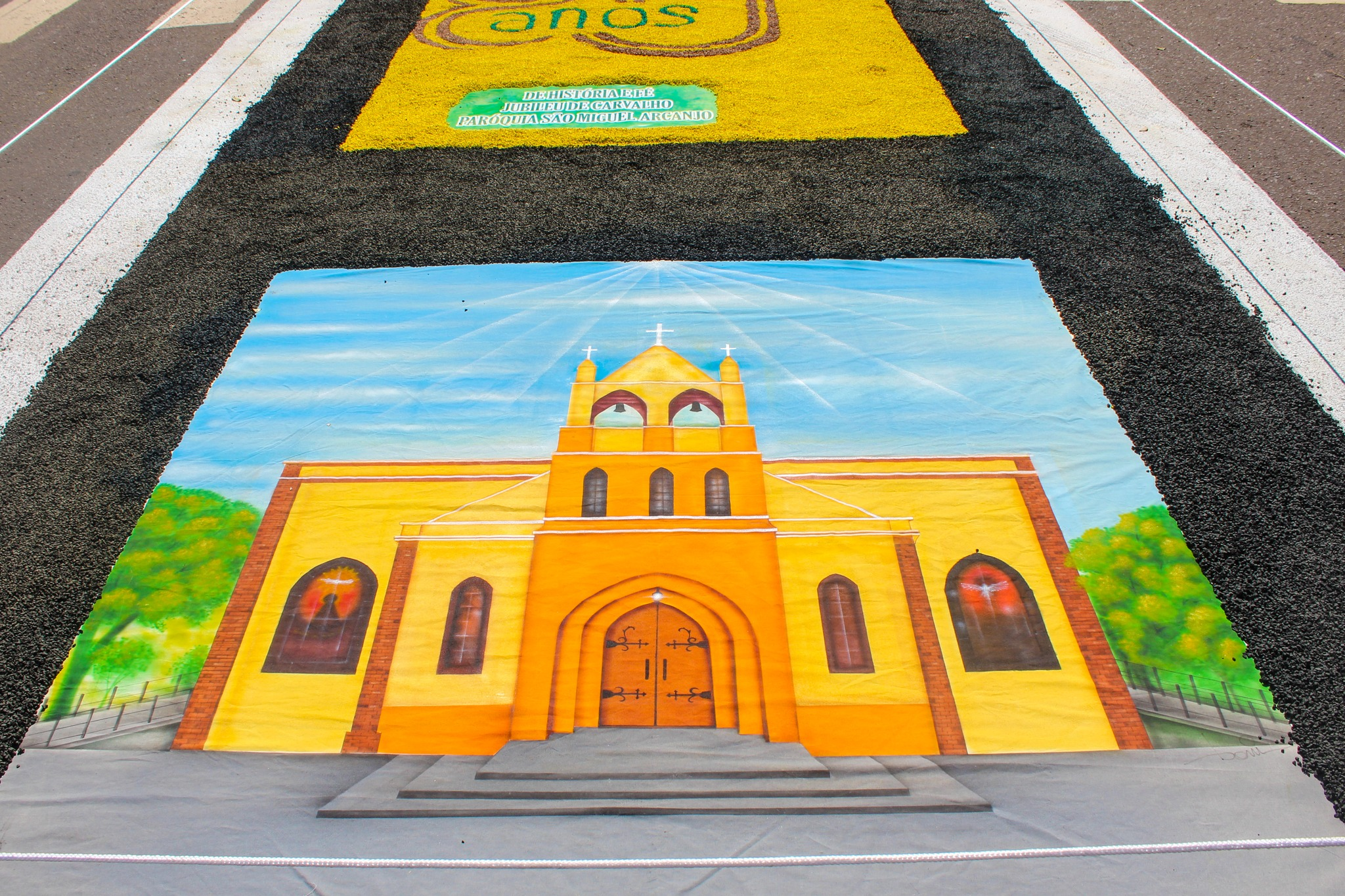 Com tradicionais tapetes coloridos, queima de fogos e show com Thaeme & Thiago e DJ Fray, festa segue movimentando Piquerobi durante todo o feriado!