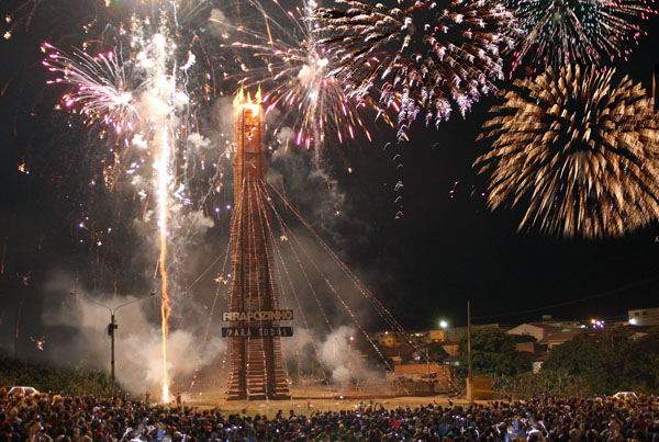 A noite de feriado é com o romantismo de Edson & Hudson, embalando o segundo dia de evento; Entrada gratuita!