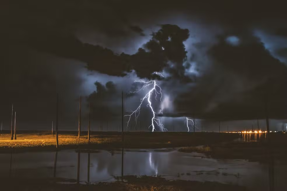 Cidades do oeste paulista registraram na sexta-feira mais de 15 mil descargas elétricas no intervalo de 8 horas!