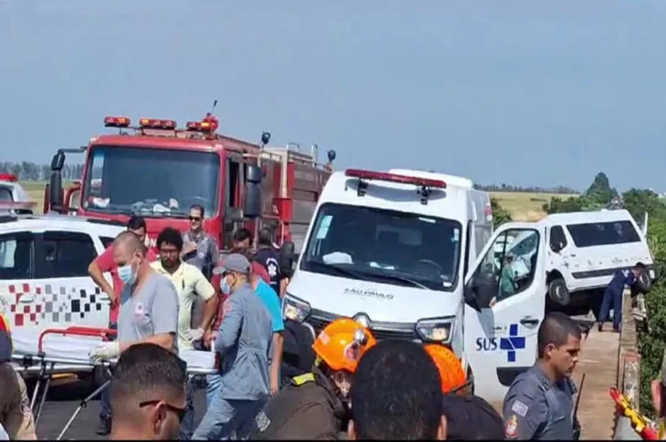'Acidente com Van'; Veículo que transportava pacientes cai em barranco, mata 1 e deixa 10 pessoas feridas, em Rodovia de Mirante do Paranapanema!