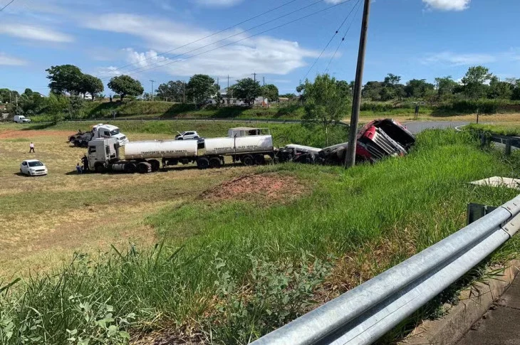 'Acidente na Pista'; Caminhão derrama óleo vegetal ao capotar, no entroncamento de rodovias, em Venceslau!
