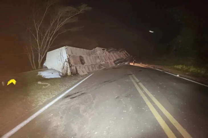 'Acidente na Pista'; Carreta bitrem carregada com sementes de gergelim, tomba na Rodovia da Integração, em Venceslau!
